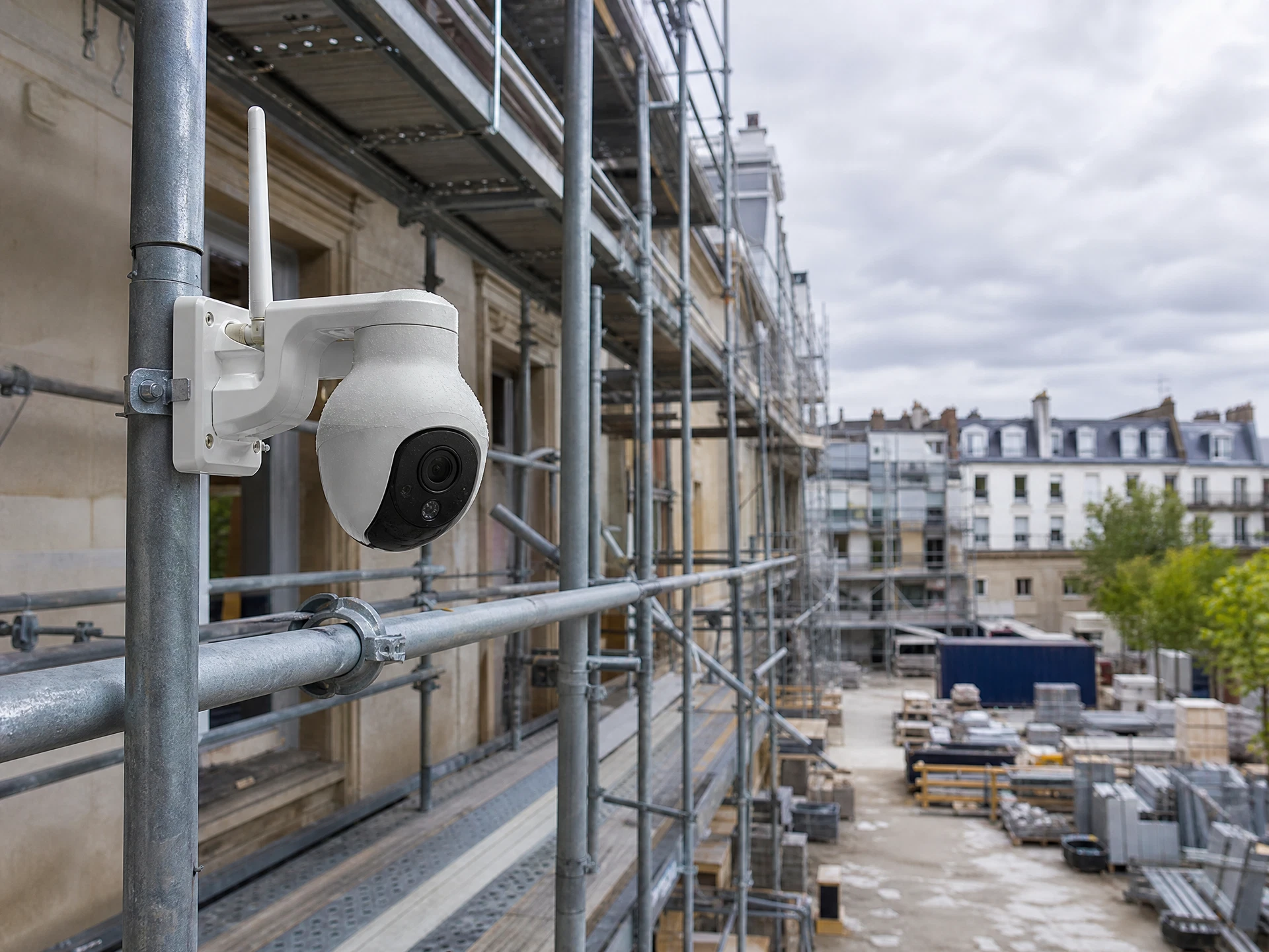 Caméra chantier 4G fixée sur un échafaudage de rénovation