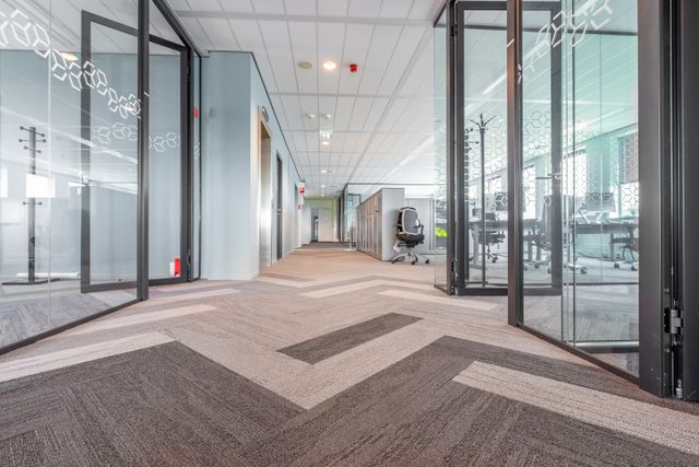 Couloir de bureaux avec parois vitrées