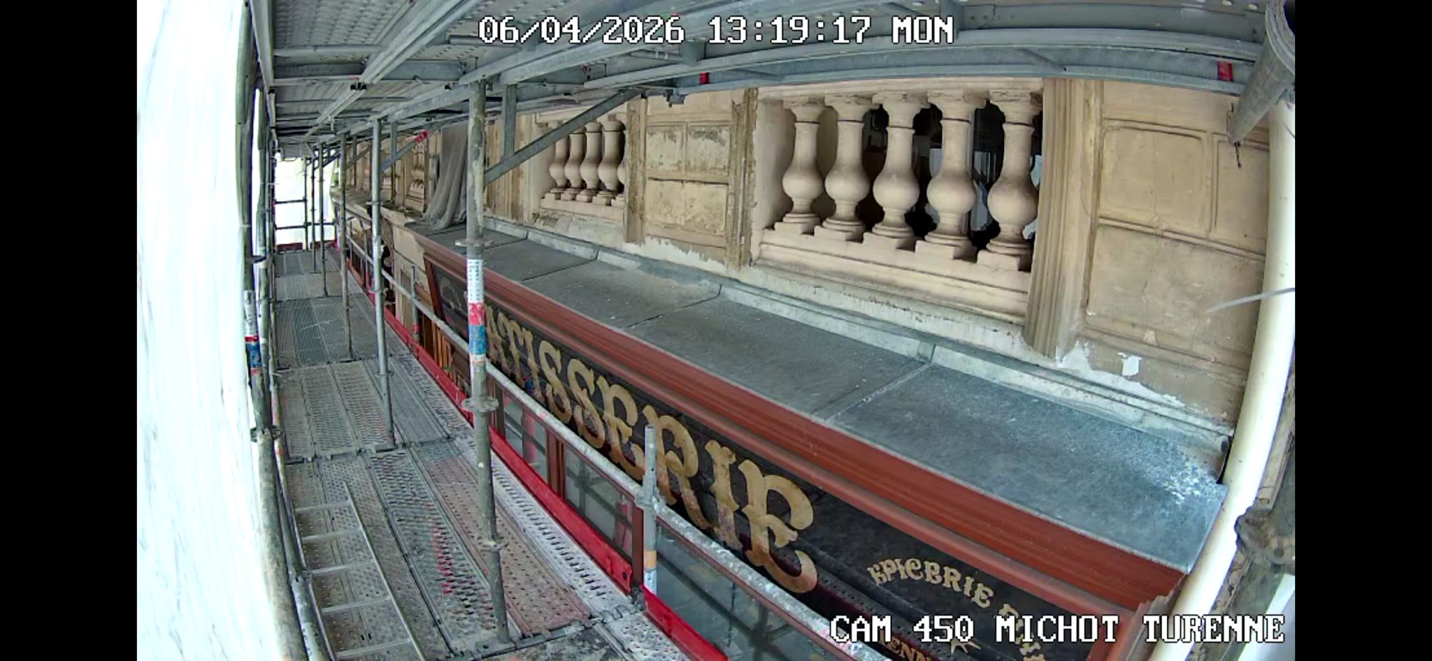 Vue d’une caméra de chantier installée sous un échafaudage de façade en centre-ville