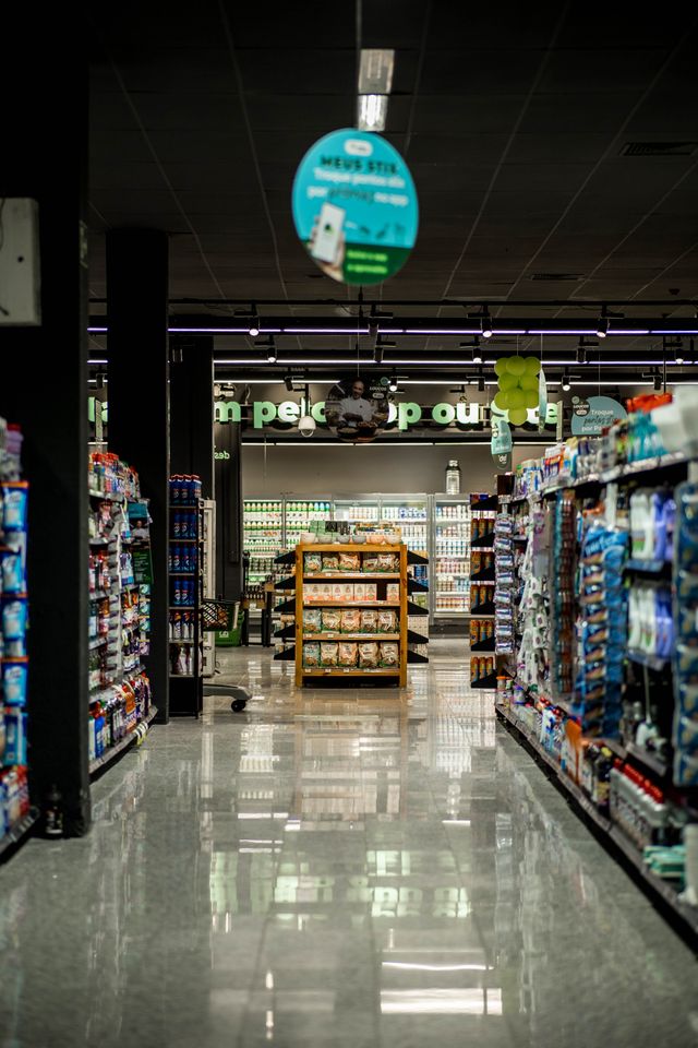 Rayon de commerce avec étagères et allée centrale