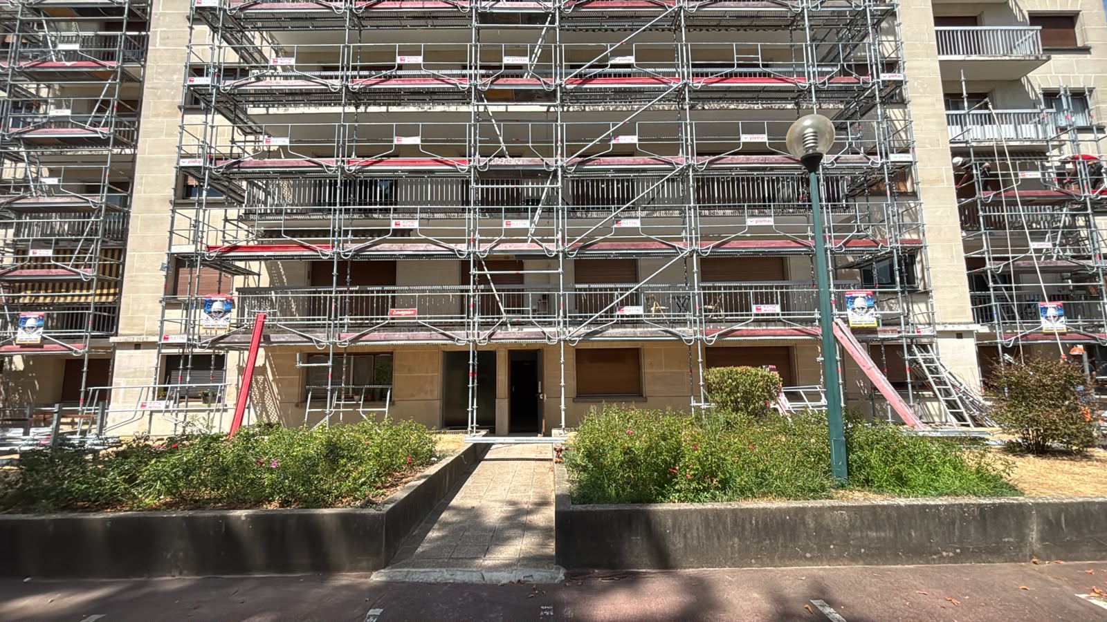 Échafaudage de ravalement installé sur la façade d’un immeuble résidentiel
