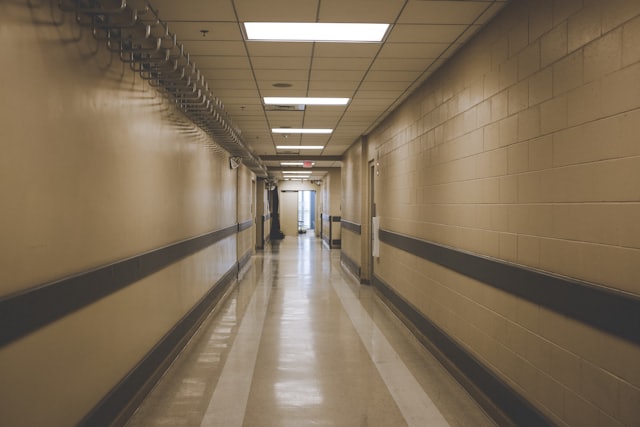 Couloir d’un établissement scolaire