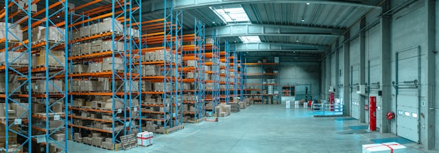 Entrepôt logistique avec rayonnages et allées de circulation