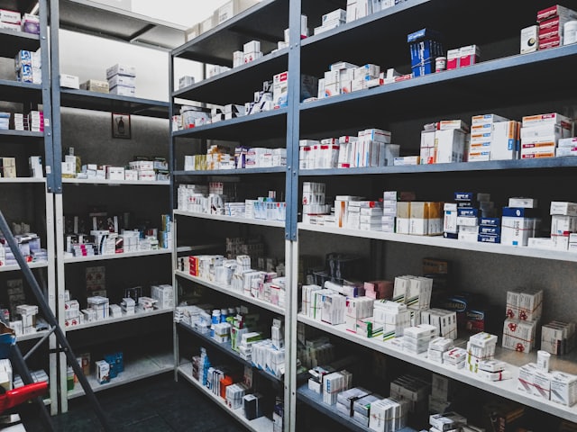 Rayonnages d’une pharmacie avec produits de santé