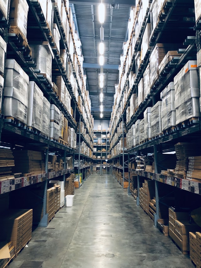Plateforme logistique avec allées de stockage