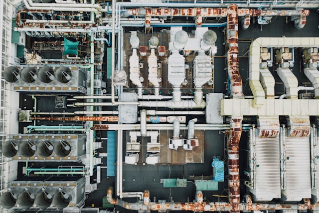 Site industriel avec équipements techniques
