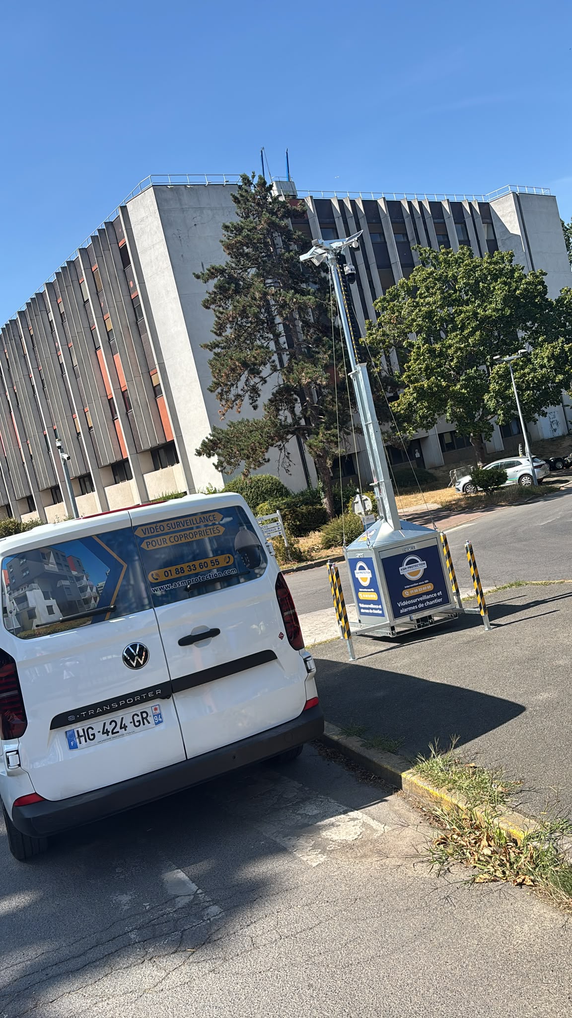 Véhicule ASM Protection et tour mobile de vidéosurveillance devant un site en travaux