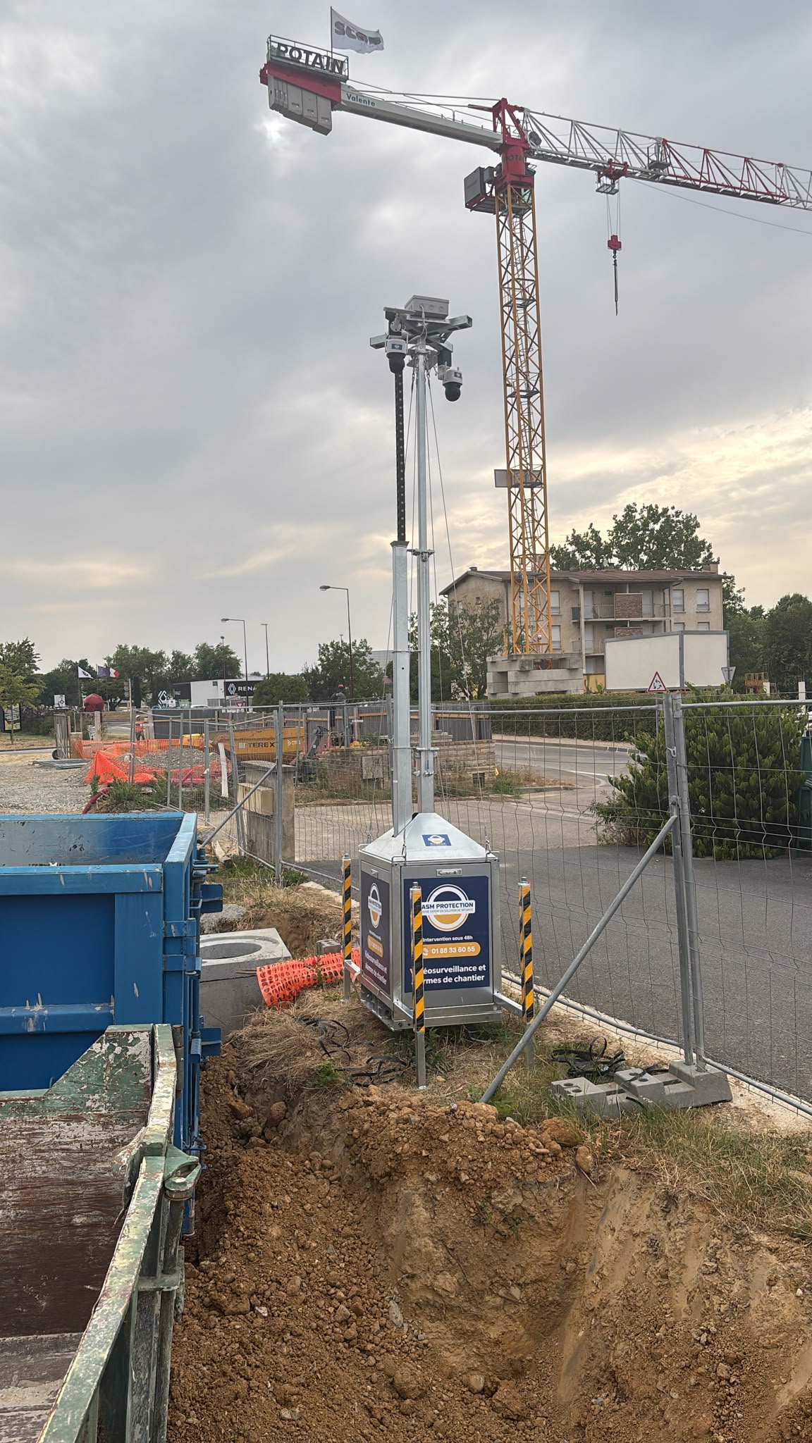 Tour mobile ASM Protection déployée devant une grue sur un chantier de construction